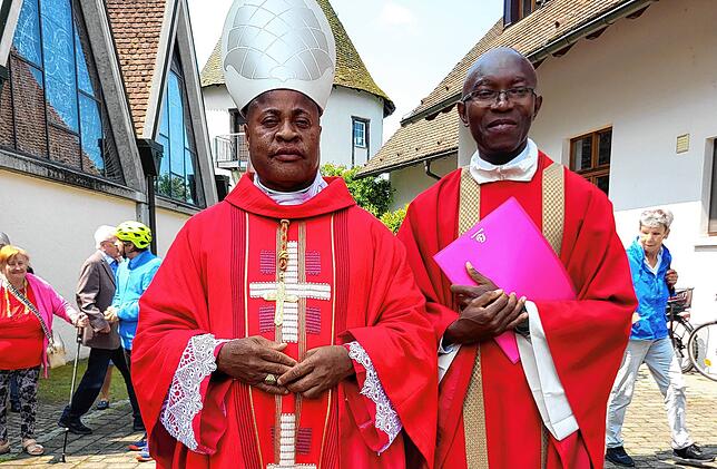 Nach dem Pfingstmontag-Gottesdienst in Bohlingen zeigte sich Kardinal Peter Ebere Okpaleke den Gläubigen auf dem Kirchplatz und suchte ...