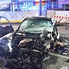 Der mit vier jungen Männern verunglückte BMW in der Nollinger Straße.