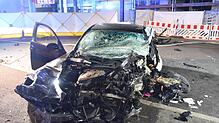 Der mit vier jungen Männern verunglückte BMW in der Nollinger Straße.