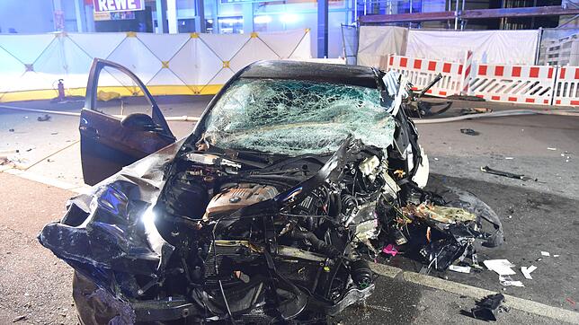 Der mit vier jungen Männern verunglückte BMW in der Nollinger Straße.