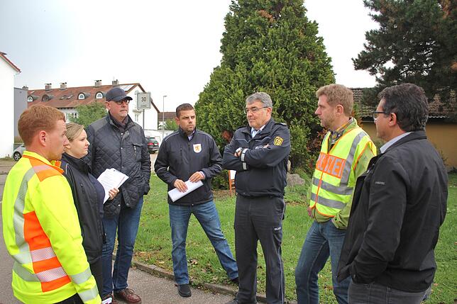 Patrik Nacke vom Tiefbauamt Rheinfelden (von links), Sabrina Kilchling (Ordnungsamt), Ortsvorsteher Frank-Michael Littwin, ...