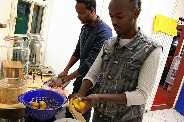 Übers Kochen kommen sie mit ihren Betreuern ins Gespräch: Die Somalier Sahal Hassan (vorne) und Jamal Omar flüchteten als unbegleitete ...