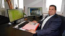 Bürgermeister Jan Albicker an seinem Schreibtisch im Weilheimer Rathaus &ndash; er freut sich auf weitere vier Jahre, in denen er für ...