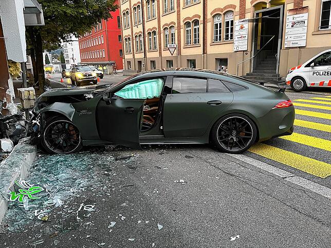 In Wohlen in der Schweiz hat ein Mercedes-Sportwagen ein Gebäude schwer beschädigt.