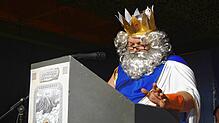 Zunftmeister Michael Niebling als Zeus eröffnet den Bunten Abend.