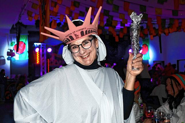 Bild 8: Bilder der &bdquo;Wieberfasnet&ldquo; des Narrenvereins Bosköpfe im Seeum