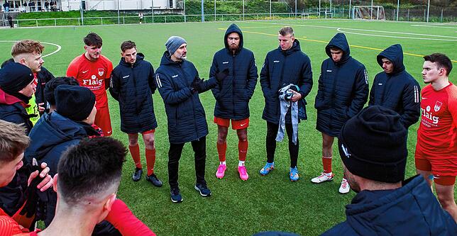 Erfolgsmodell: Dion Elshani sieht in der Arbeit von Trainer Erkan Kanli (Mitte) einen wesentlichen Grund für die positive Entwicklung ...