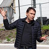Felix Deggelmann, Geschäftsführer der BDS Universal-Bau aus Konstanz, erläutert Details über die Wohnungen an der Hauptstraße.