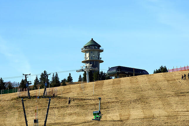 Der Feldbergturm in der Abendsonne – Das traumhafte Herbstwetter lockte auch an Allerheiligen nochmals Tausende von Besuchern auf den ...