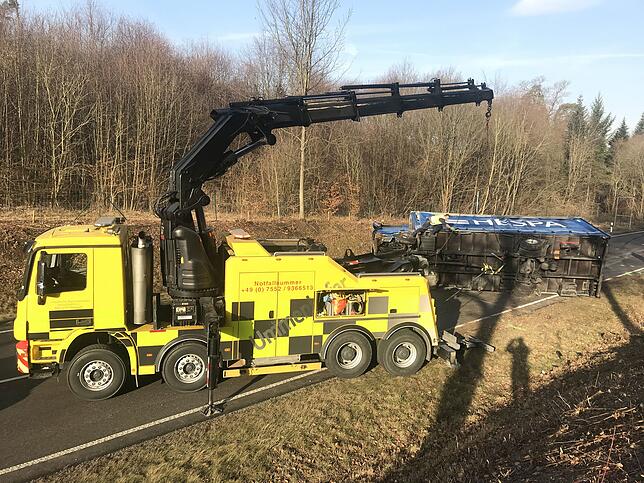 Mit schwerem Gerät musste der auf der B 31 umgekippte Lastwagen geborgen und abgeschleppt werden.