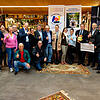 Die Mitglieder der beiden Lions Clubs von Villingen und Schwenningen übergeben dem Vorsitzenden des Vereins &bdquo;Mit Krebs ...
