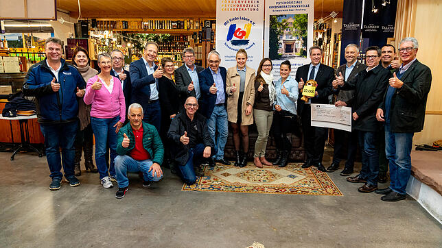 Die Mitglieder der beiden Lions Clubs von Villingen und Schwenningen übergeben dem Vorsitzenden des Vereins &bdquo;Mit Krebs ...