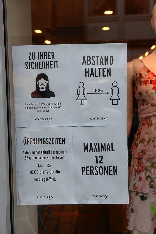 Filialen von großen Ketten wie in diesem Beispiel eines Modegeschäfts müssen auf die Vorgaben ihrer Konzernspitzen warten.