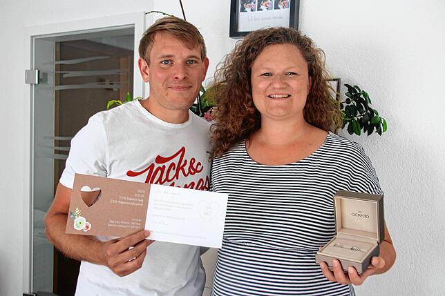 Katja Damski und Manuel Eisele wollte eigentlich am 20. März heiraten. Doch dann kam alles anders. In ihren Eheringen ist nun das ...