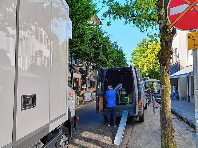 Die Grabenstraße ist meist zu eng für zwei Lieferfahrzeuge. Im 7,5-Tonner sitzt Zoran Mustachki. Er wartet geduldig, indes stauen sich ...