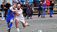 Radolfzells Maurice-Justin Swiderski (links) im Zweikampf mit Cihan Bayram.
