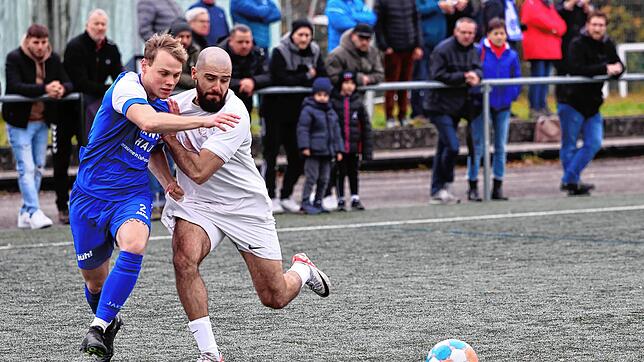 Radolfzells Maurice-Justin Swiderski (links) im Zweikampf mit Cihan Bayram.