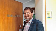 Seine Tür steht meistens offen, doch am Schuljahresende schließt er sie zum letzten Mal. Der 65-jährige Leiter der Konstanzer ...