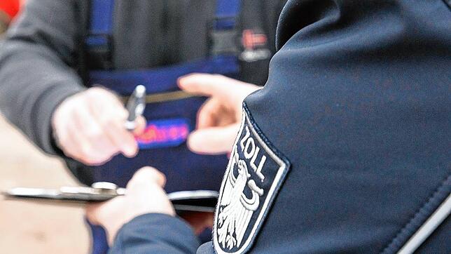 Rekordeinnahmen, beschlagnahmte Fälschungen, Drogen, Waffen und Pyrotechnik, das Hauptzollamt Lörrach hatte 2024 einiges zu tun.