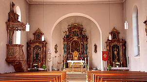 Im 1962/63 barock gestalteten Inneren der Kirche können die Besucher viel Interessantes entdecken. Dazu gehören das Hochaltarbild, die ...
