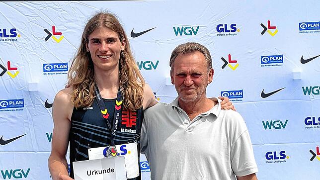 Finn Mühlbauer (links) mit seinem Trainer Josef Schwab.