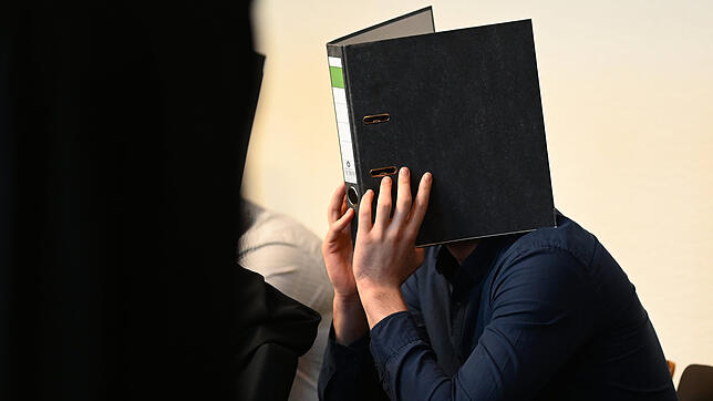 Timo P. sitzt zum Prozessauftakt auf der Anklagebank im großen Saal des Landgerichts Freiburg. Er ist bislang der Einzige, der sich ...