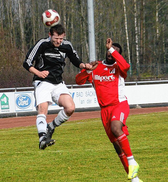 Zurück zu den Wurzeln: Als A-Junior trug Timo Bernauer, hier links gegen Chiso Daza auf dem Archivbild aus dem März 2011 in der Partie ...