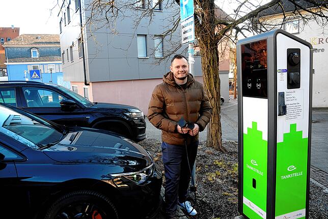 Attila Kölcsey aus Salem lädt seinen GTE an der Ladestadion gegenüber der Stadthalle auf: „Ich bin öfter in Markdorf und finde die ...