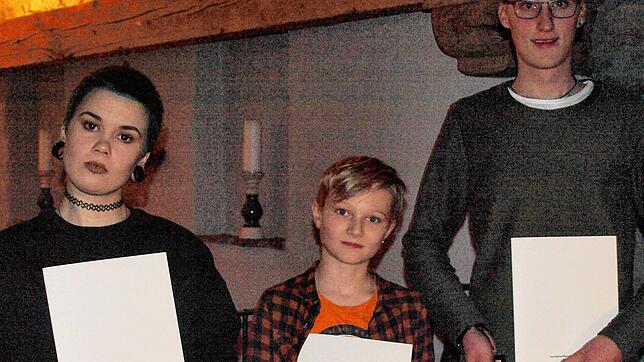 Bei der Hauptversammlung der Freilichtbühne Klausenhof haben Anna Schwarzwälder, Jakob Brenn und Jonas Huber (von links) ihre bronzene ...