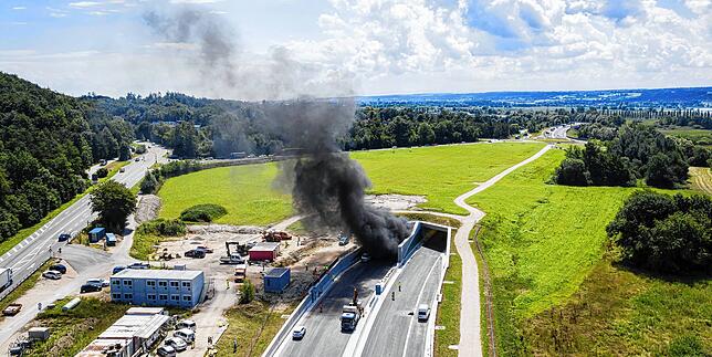 Rauchschwaden über dem Waldsiedlungstunnel. Kurz vor der Eröffnung wird in dem Tunnel ein Brandversuch durchgeführt.