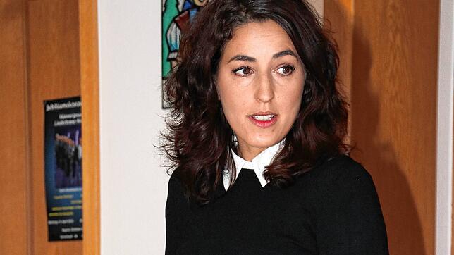 Bürgermeisterkandidatin Joana Carreira erläuterte vor rund 50 Interessierten im Degernauer Gasthaus &bdquo;Löwen&ldquo; ihre Themen und ...
