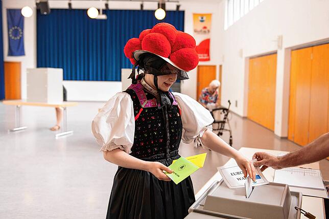 Katharina Moser gibt in ihrer traditionellen Schwarzwälder Tracht mit rotem Bollenhut im Wahllokal in Gutach im Breisgau ihre Stimme für ...