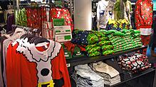 „Ugly Christmas Sweaters“, also bewusst hässliche Weihnachtspullis, sind hier in Beispielen auf einem Archivfoto aus einem Laden in den ...