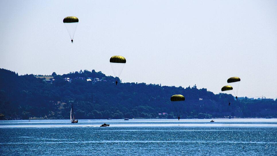 Soldaten der Einheit Ausbildungszentrum Spezielle Operationen üben ein Notverfahren: die Wasserlandung. Vor dem Segelclub in Bodman ...