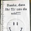 &bdquo;Danke, dass Ihr für uns da seid!&ldquo;, sagt ein Unbekannter mit seinen Plakaten den Helfern und Mitarbeitern. an mehreren ...