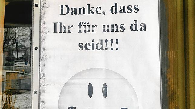 &bdquo;Danke, dass Ihr für uns da seid!&ldquo;, sagt ein Unbekannter mit seinen Plakaten den Helfern und Mitarbeitern. an mehreren ...