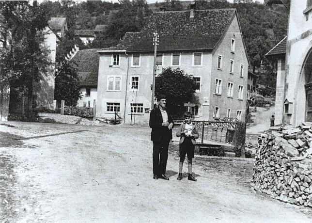Ortsvorsteherin Gaby Fischer fand im Archiv ein Bild vom Alten Rathaus Weizen vor der Ortssanierung. Daraus wird nun ein altersgerechtes ...