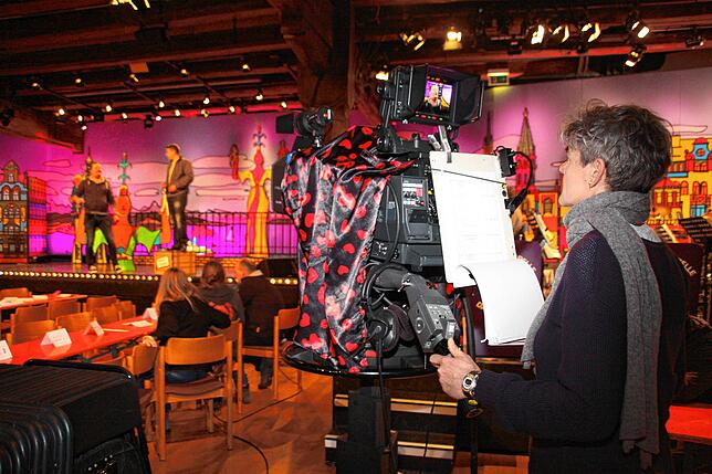 So könnte die Fernsehfasnacht 2021 aussehen: Kamerafrau, spärlich besetzte Sitzreihen und trotzdem Fasnacht auf der Bühne. Unser Bild ...