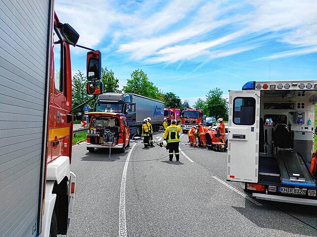 Feuerwehr und Rettungskräfte bei der Versorgung der Verletzten.