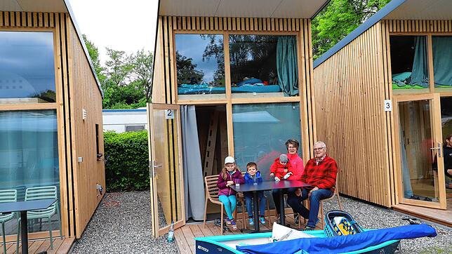 (Archivbild) Schmal, aber gemütlich: Die fünf Tinyhäuser, die erst eine Saison lang auf dem Campingplatz Klausenhorn standen, sind schon ...