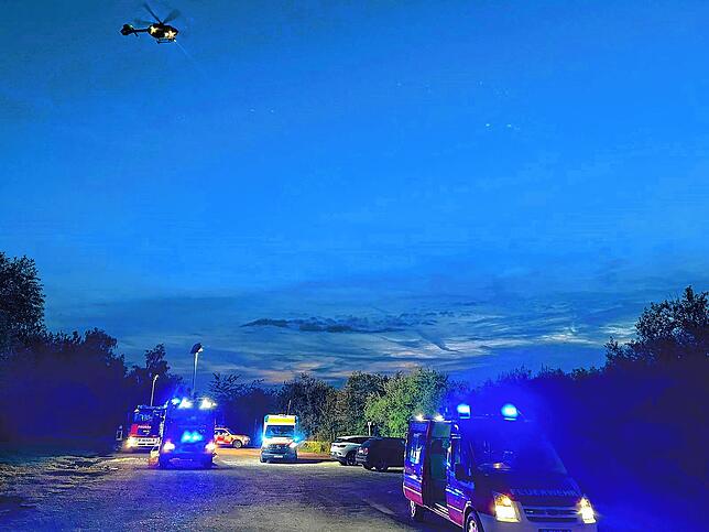 Einsatzfahrzeuge von Feuerwehr und DRK stehen am Riedsee.