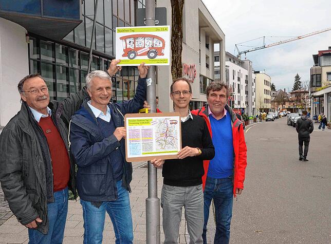 mdx_10_mar_mobilitätstag Fritz Käser, Uwe Schäfer, Frieder Staerke und Helmut Faden (von links) improvisierten im April 2019 die Proma-Haltestelle für den ...