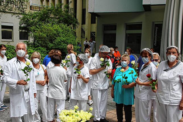 Alle Mitarbeiter des Hegau-Bodensee-Klinkums Radolfzell erhielten nach einer Gedenkminute für die Covid-19-Verstorbenen eine Rose für ...