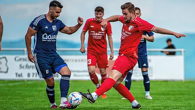 Heiße Duelle: In der vergangenen Saison dominierten der SV Blau-Weiß Murg &ndash; hier mit Cihangir Uyar (links) &ndash; und der FC ...