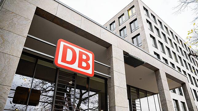 Blick auf das Nordbahnhof Carré der Deutschen Bahn in Berlin.