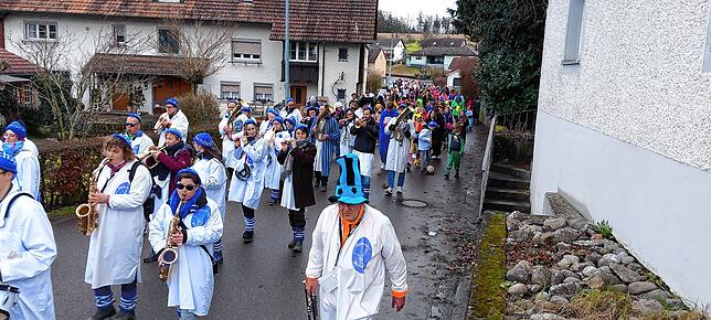 Hemdglüngi-Umzug in Baltersweil am Nachmittag: Viele Narren beteiligten sich am närrischen Marsch durch das schöne Dorf.