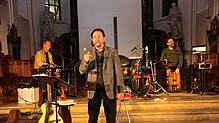 Das Konzert mit Clemens Bittlinger in der Stadtkirche St. Martin hinterlässt Spuren in den Köpfen und Herzen der Zuhörer. v.l. David ...