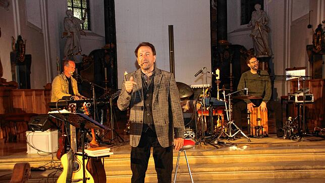 Das Konzert mit Clemens Bittlinger in der Stadtkirche St. Martin hinterlässt Spuren in den Köpfen und Herzen der Zuhörer. v.l. David ...