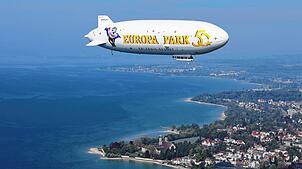 Der neue Europa-Park-Zeppelin über Friedrichshafen. Noch darf er keine Passagiere befördern, doch schon in den nächsten Wochen wird mit ...