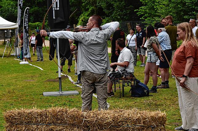 Bild 15: Ausgelassene Stimmung in Eigeltingen: Die 25. Internationale Bogen- und Messermachermesse in der Lochmühle